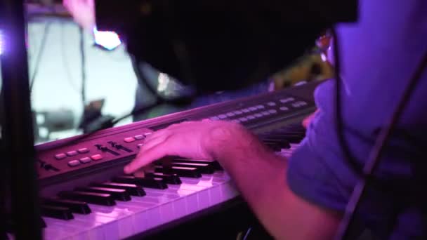 Banda Tocando Concierto Por Noche Con Teclado Tocando Dedos — Vídeos de Stock