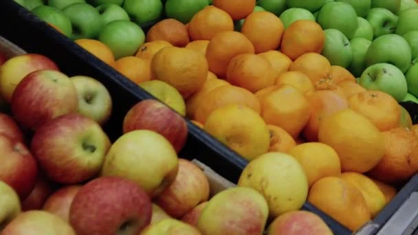 穿过水果柜台的慢镜头 有不同的苹果 柠檬和梨 — 图库视频影像