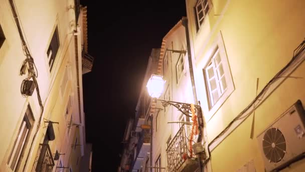 Oude Typische Straat Met Lantaarn Straatnaamplaatje Nachts — Stockvideo
