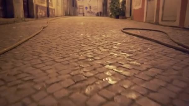 Oude Typische Straat Nachts Met Traditionele Bestrating Met Lantaarn Reflectie — Stockvideo