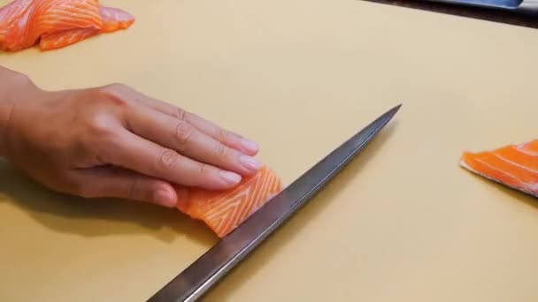 シェフがサーモンの皮をはがす 生魚介類 — ストック動画