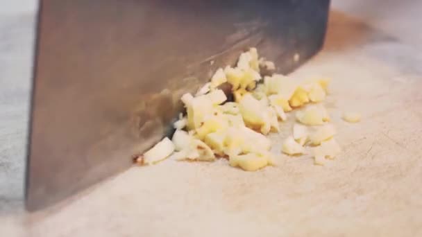 Een Chef Snijdt Knoflook Snijplank Van Dichtbij — Stockvideo