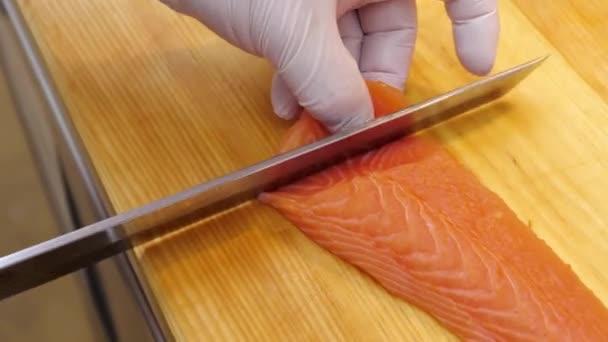 Ein Koch Schneidet Ein Lachsfilet Scheiben Rohe Meeresfrüchte — Stockvideo