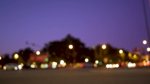 Старинная Городская Площадь Ночью Проезжающими Автомобилями Мотоциклами Вне Фокуса — стоковое видео