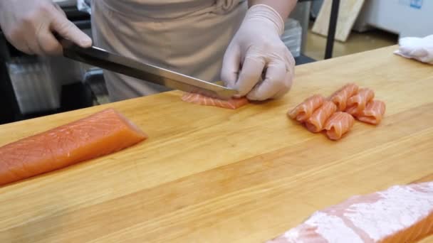 Uno Chef Affetta Filetto Salmone Pesce Crudo — Video Stock