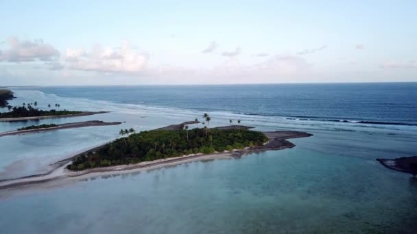 Lucht Vliegt Richting Brekende Branding Tarawa Kiribati — Stockvideo