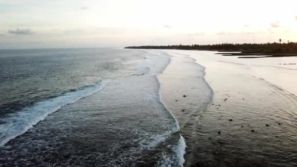 Aéreo Como Ondas Atingiu Praia Tarawa Kiribiti — Vídeo de Stock