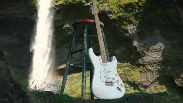 아이슬란드의 아름다운 앞에서 기타를 Slowmo Sony A7Iii Ronin 실시간 — 비디오