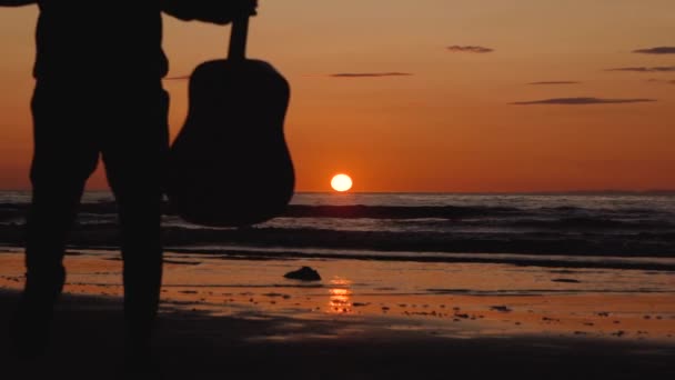 Homme Courant Avec Guitare Plage Sable Arrière Coucher Soleil Beaux — Video