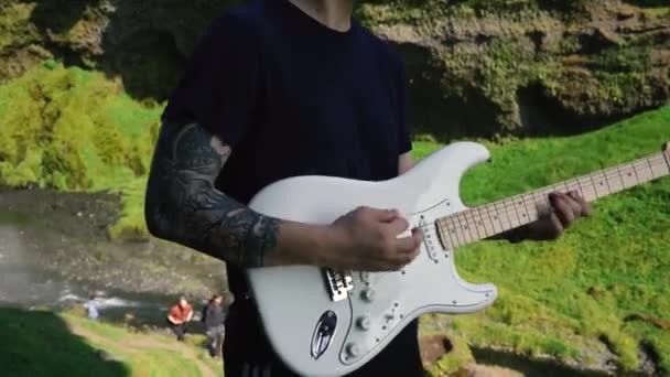 Człowiek Grający Gitarze Przed Pięknym Wodospadem Islandii Slowmo Zdjęcia Czasie — Wideo stockowe