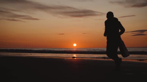 Mann Läuft Mit Gitarre Hinteren Sandstrand Bei Sonnenuntergang Schöne Stimmungsvolle — Stockvideo