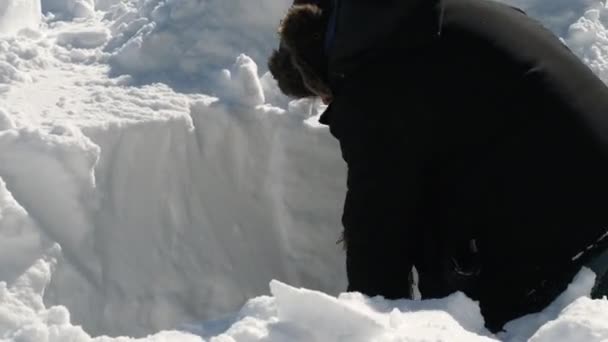 Крупный План Человека Убирающего Снег Траншеи — стоковое видео