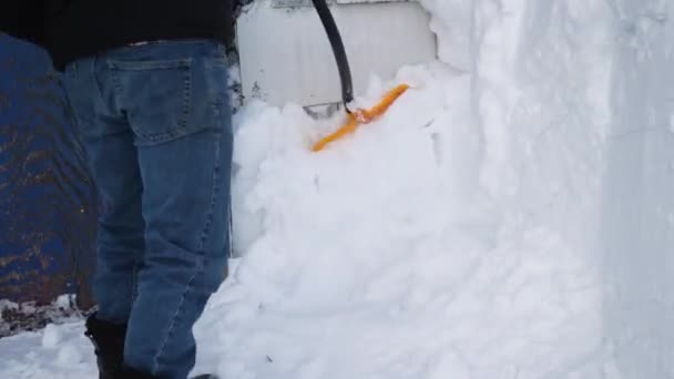 Zbliżenie Człowieka Odśnieżającego Śnieg Przed Stodołą — Wideo stockowe