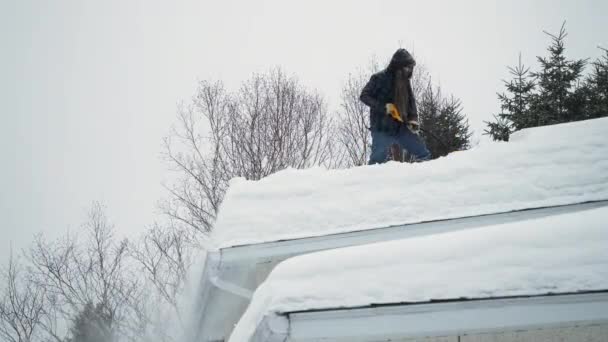 Primer Plano Del Hombre Paleando Nieve Del Techo Casa — Vídeos de Stock