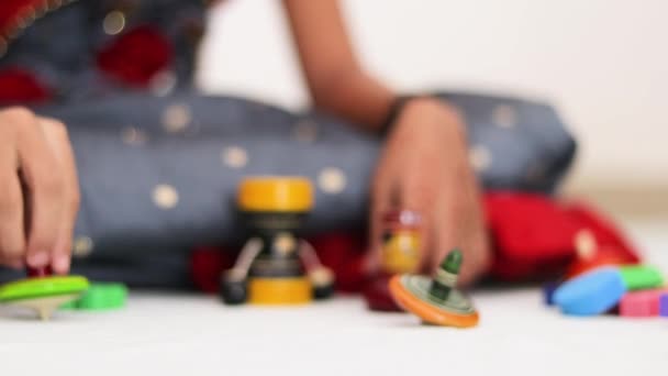Fechar Mãos Criança Brincando Com Brinquedo Madeira Colorido Casa Índia — Vídeo de Stock
