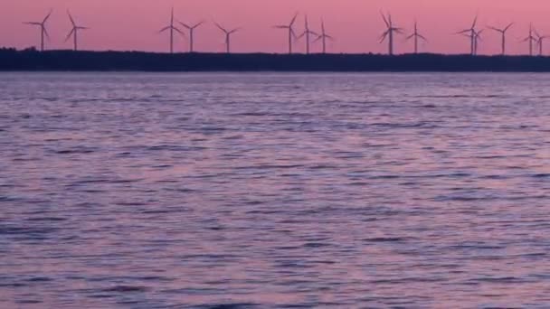 Rotierende Windturbinen Bei Rosa Sonnenuntergang Wellenförmige Ostsee — Stockvideo