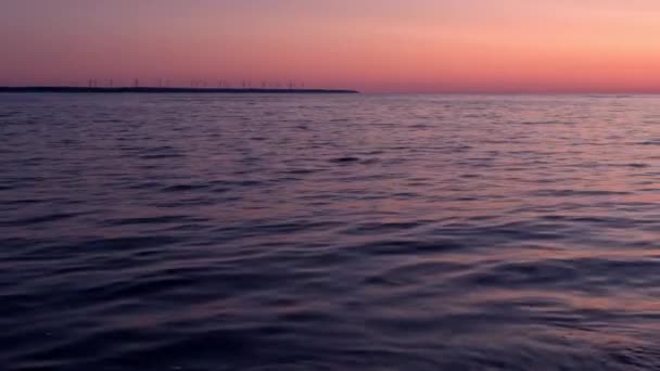 Windkraftanlagen Kap Bei Sonnenuntergang Wellenförmige Ostsee — Stockvideo