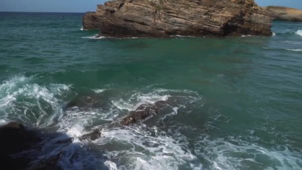 スペインの美しい南ヨーロッパの風景のスローモーションジンバルショット 大西洋は荒波を示しています — ストック動画