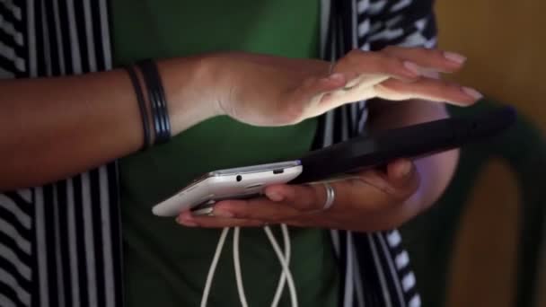 女性的手在智能手机 平板电脑 移动技术上轻拍 — 图库视频影像
