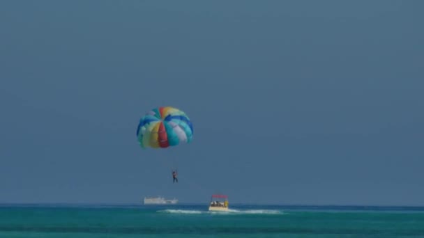 Muž Dělá Parasailing Hladoví Vícebarevném Padáku — Stock video