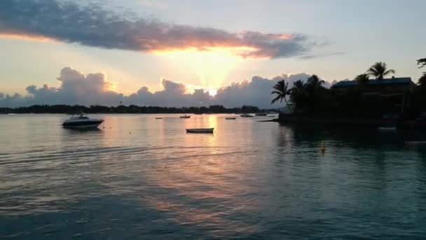 Disparo Aéreo Muy Baja Altitud Hacia Sol Naciente Sobre Mar — Vídeo de stock