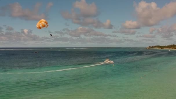 Tiro Aéreo Girando Sobre Uma Praia Uma Ilha Tropical Cena — Vídeo de Stock