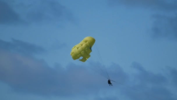 Couple Doing Parasailing Hunging Yellow Parachute Tropical Island — Stock Video