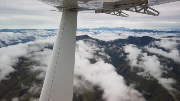 Vista Avião Pequeno Voando Sobre Nuvens Cordilheira — Vídeo de Stock