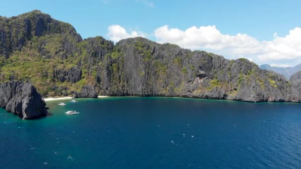 菲律宾巴拉望El Nido热带岛屿 山脉和翡翠海的空中俯瞰景观 — 图库视频影像