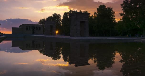 在位于西班牙马德里的古埃及德伯德神庙 夕阳西下的时间已经过去了 — 图库视频影像