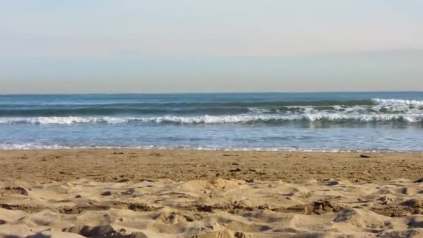 Летом Волны Разбиваются Пляже Голубой Водой Песком — стоковое видео
