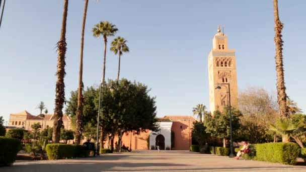 Gyönyörű Mecset Koutoubia Marrákesben Marokkó Ember Sétál Felé Mecset — Stock videók