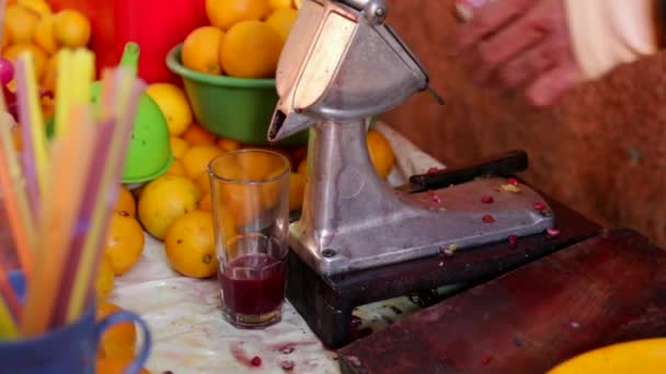 马拉喀什市场新鲜榨的摩洛哥石榴汁 — 图库视频影像