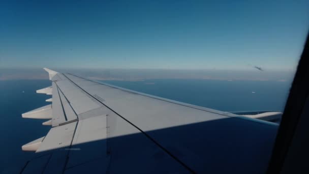 Widok Okna Samolotu Podczas Lotu Nad Grecją — Wideo stockowe