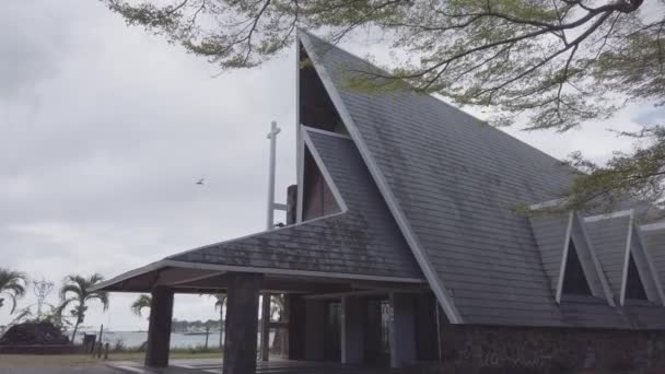 Uno Scatto Una Moderna Chiesa Cattolica Forme Triangolari Sotto Cielo — Video Stock
