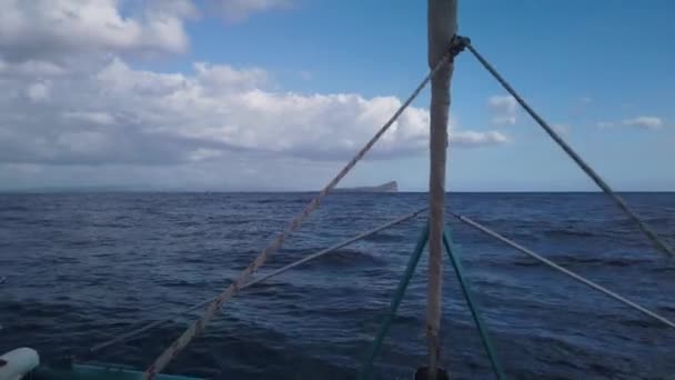 Πυροβολήθηκε Από Καταμαράν Ενώ Πλοήγησή Του Τραβούσε Ένα Μικρό Νησί — Αρχείο Βίντεο