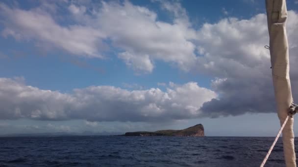 Colpo Preso Arco Catamarano Una Piccola Isola Con Una Scogliera — Video Stock