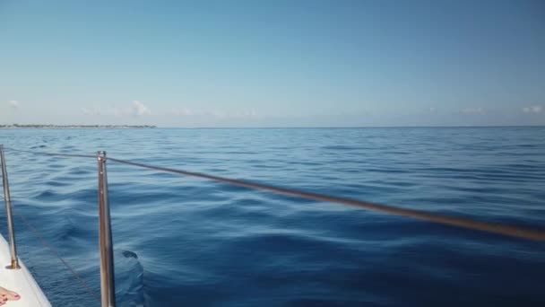 Bir Katamarandan Alınan Deniz Manzarasının Görüntüsü Planda Tırabzan Görünüyor Sahnenin — Stok video