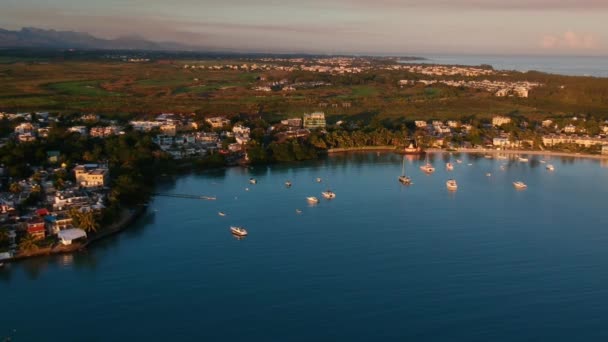 Воздушный Панорамный Вид Гранд Бей Лодками Якоре Дома Зеленая Земля — стоковое видео