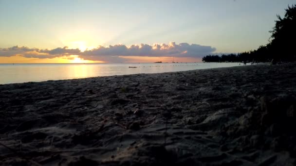 Čas Plynutí Krásného Západu Slunce Pláži Kde Lidé Chodí Fotí — Stock video