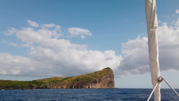 Bild Liten Med Klippa Sin Högra Sida Himmel Med Enorma — Stockvideo