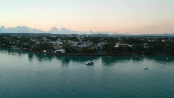 モーリシャス島のグランドベイの空中撮影 青い海や海岸の家や多くの固定船が見えます — ストック動画