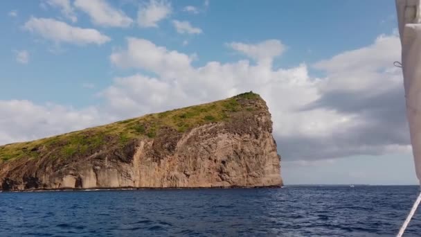 Colpo Scogliera Preso Catamarano Mentre Sua Navigazione — Video Stock