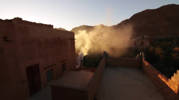 Vivienda Kasbah Estilo Marroquí Garganta Todra Desierto Con Humo Rápido — Vídeo de stock