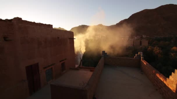 Todra Garganta Estilo Marroquí Kasbah Vivienda Desierto Con Humo Azotea — Vídeo de stock