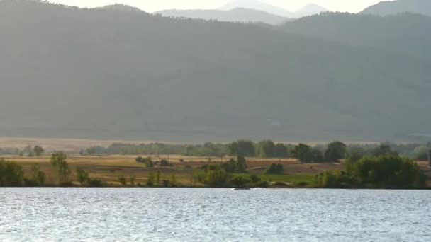 Δραστηριότητες Θαλάσσιων Σπορ Στο Boulder Reservoir Κατά Διάρκεια Του Ηλιοβασιλέματος — Αρχείο Βίντεο