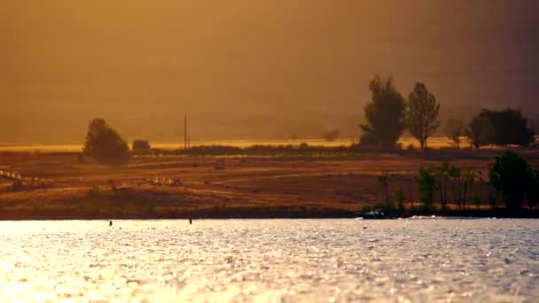 Sporty Wodne Boulder Reservoir Podczas Zachodu Słońca — Wideo stockowe