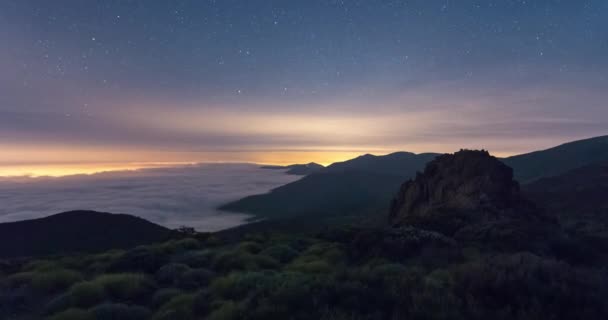 Tenerife的夜空 星辰移动 群山云海为主体 — 图库视频影像