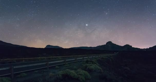 Млечный Путь Поднимается Вдоль Восточного Горизонта Дороги Передний План Проезжающие — стоковое видео