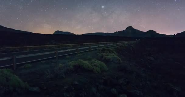 天の川の東の地平線と道路に沿って前景として上昇した 通過する車 — ストック動画